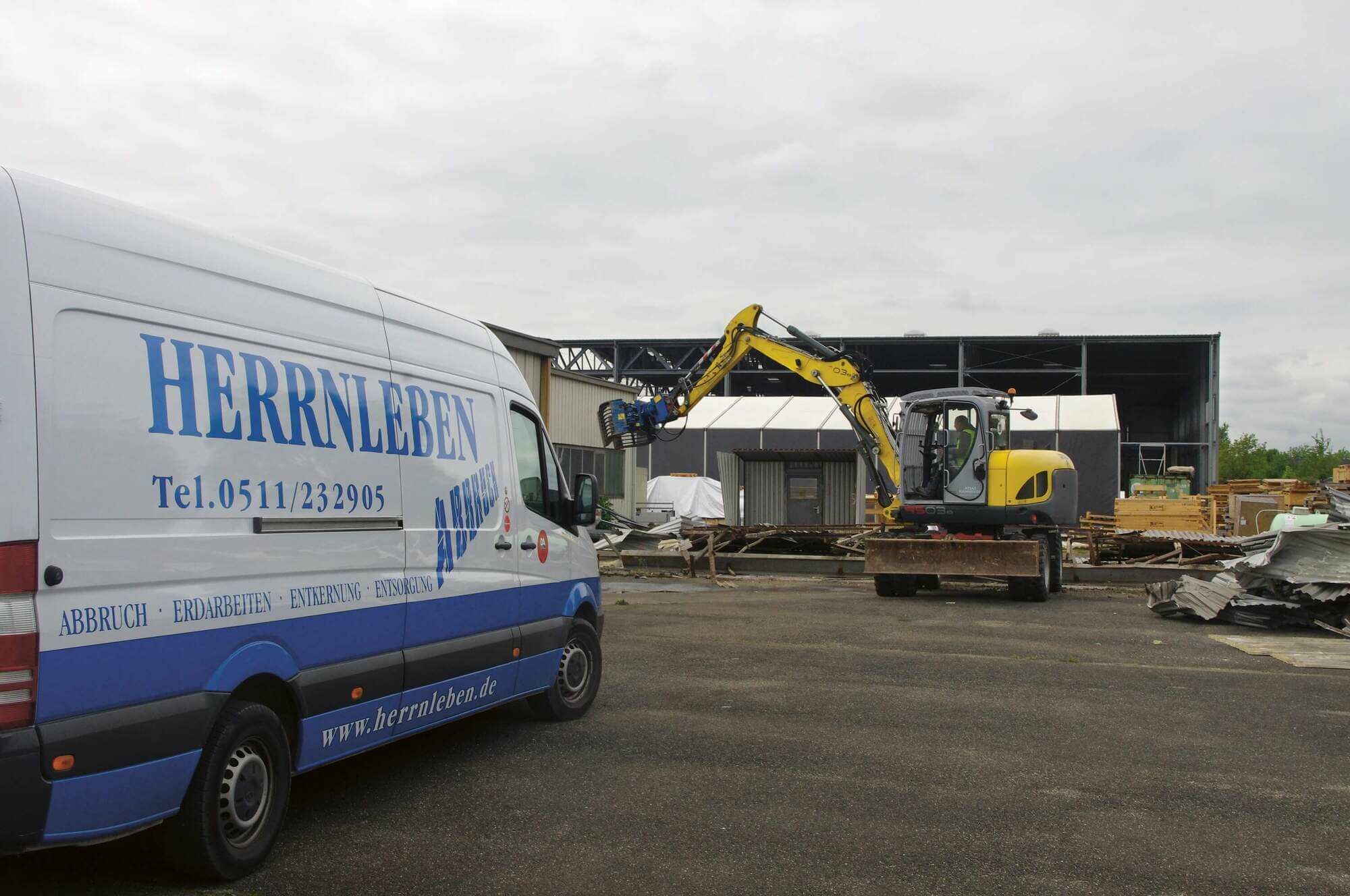Unser Unternehmen Herrnleben Abbruch Transporter vor Industriegelände