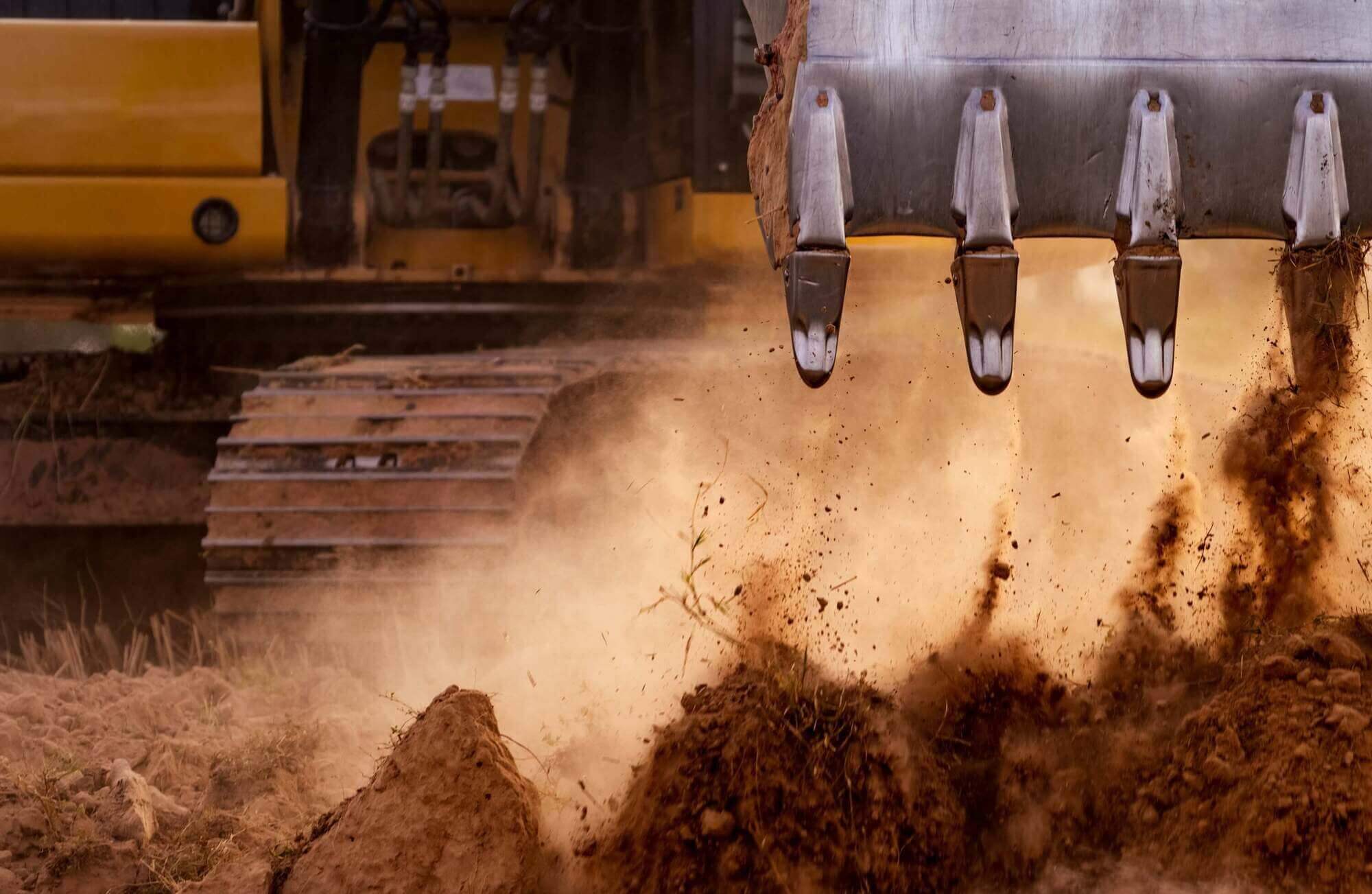 Mehr als nur Abbruch Bagger, der auf der Baustelle Erde aushebt