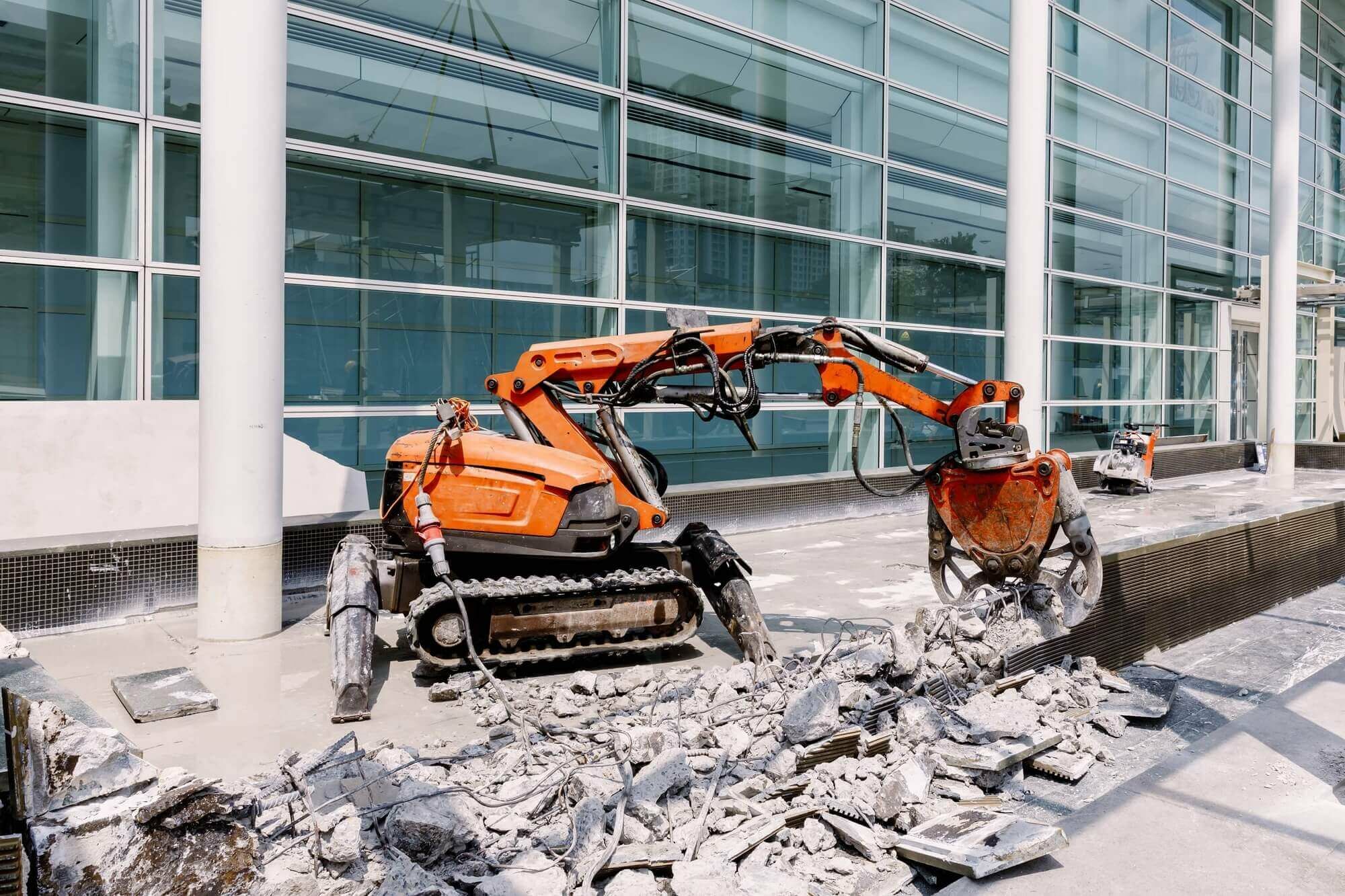 Zukunftsorientiert Robotergerät zerstört den Boden im Baugebiet