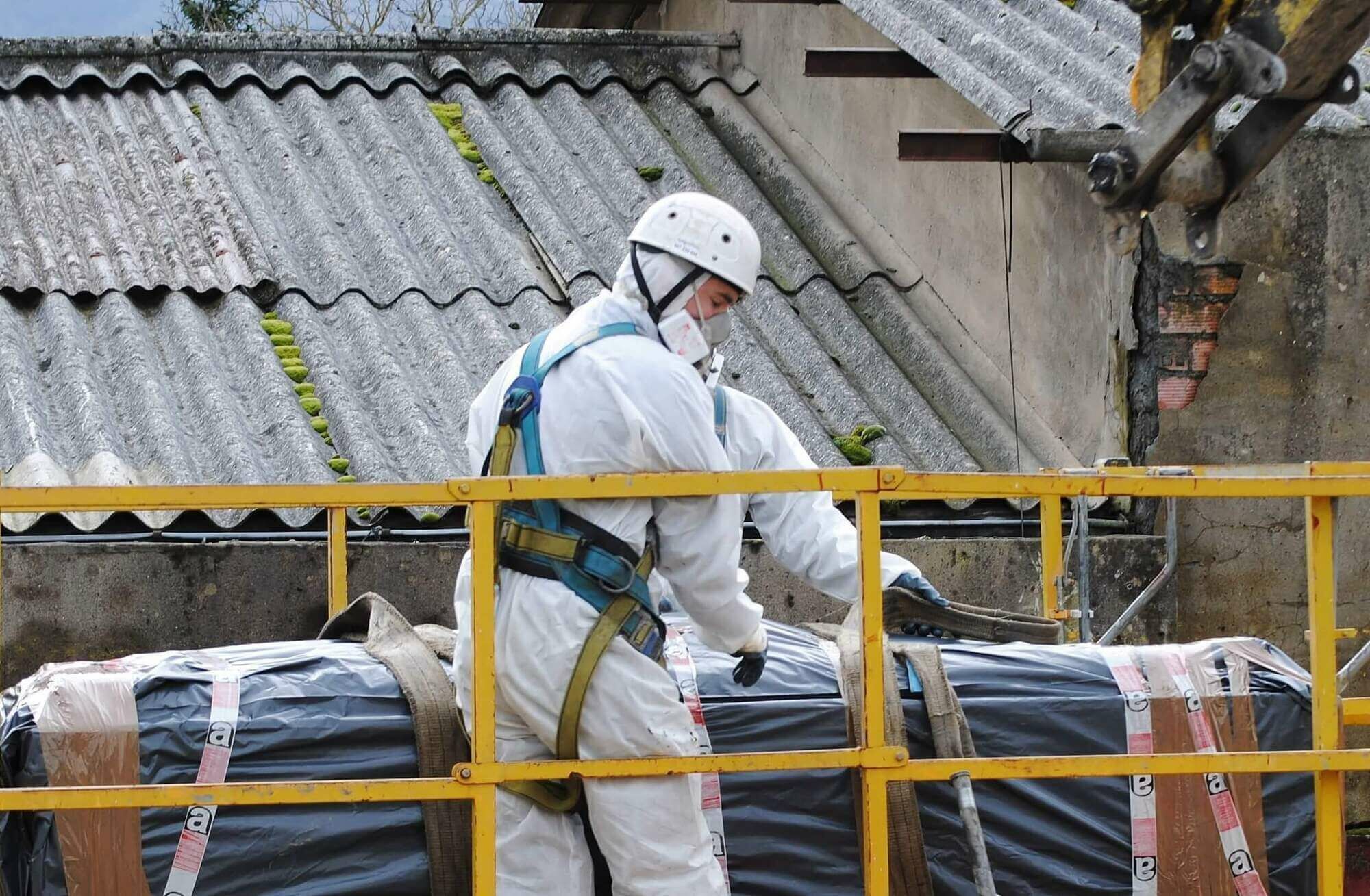 Arbeiter mit Asbestabfällen